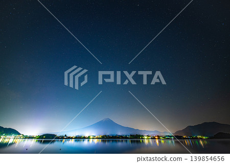 從河口湖看到的富士山和星空 139854656