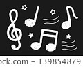 一組音樂音效，包含音符、高音譜號和用白色蠟筆風格繪製的星星。 139854879
