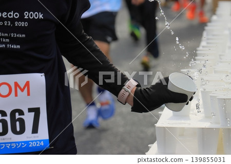 馬拉鬆比賽中的飲水站 馬拉鬆比賽中的飲水站 139855031
