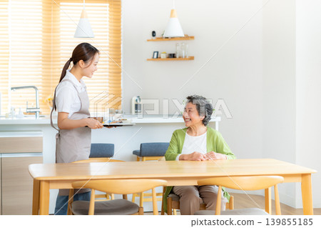 一位護理員和一位老婦人正在準備餐點。 139855185