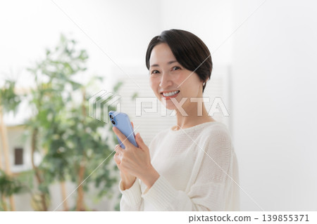 Female smartphone smartphone Female smartphone smartphone 139855371