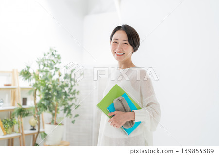 有筆記的一名婦女 139855389