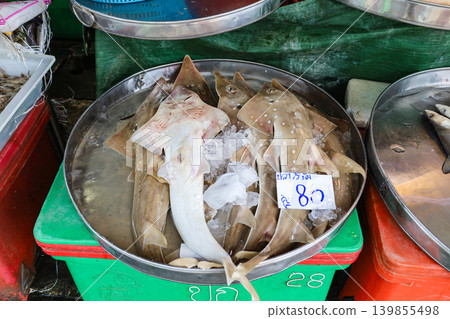 泰國市場販售的黃貂魚 泰國市場販售的黃貂魚 139855498