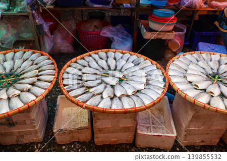 泰國市場販售的乾魚 139855532