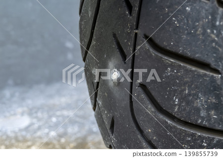 我的摩托車後輪胎被螺絲破了。 我的摩托車後輪胎被螺絲破了。 139855739