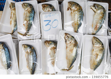 泰國市場上販售的魚 泰國市場上販售的魚 139855776