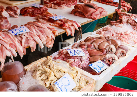 泰國市場上販售的豬肉 泰國市場上販售的豬肉 139855802