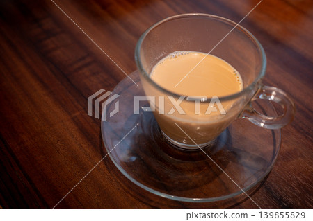 透明杯子裡的奶茶 透明杯子裡的奶茶 139855829