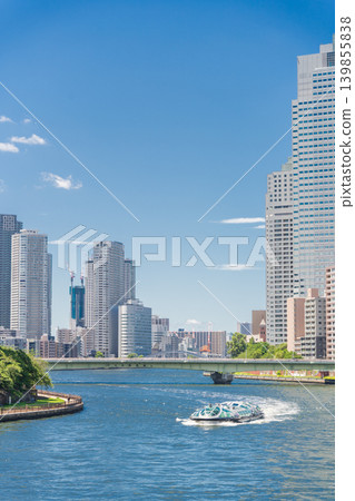 行駛於中央區隅田川的“東京”水上巴士“Hotaluna” 行駛於中央區隅田川的“東京”水上巴士“Hotaluna” 139855838