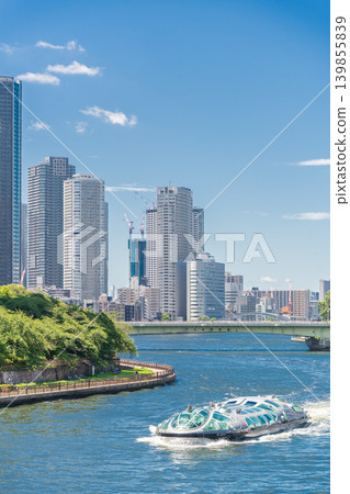行駛於中央區隅田川的“東京”水上巴士“Hotaluna” 行駛於中央區隅田川的“東京”水上巴士“Hotaluna” 139855839