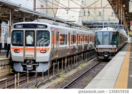 JR東海315系列車和JR西日本223系列車停靠在米原站。 JR東海315系列車和JR西日本223系列車停靠在米原站。 139855938