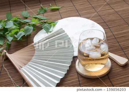 扇子、折扇、大麥茶、夏季景象、日式風格 扇子、折扇、大麥茶、夏季景象、日式風格 139856203