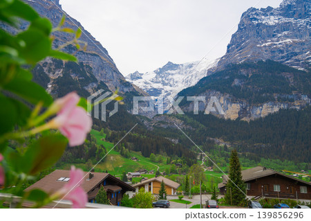 格林德瓦美麗的山脈景色 格林德瓦美麗的山脈景色 139856296