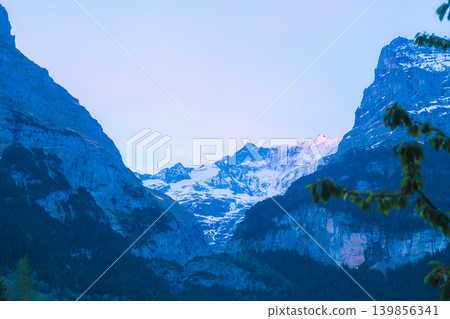 格林德瓦美麗的山脈景色 格林德瓦美麗的山脈景色 139856341