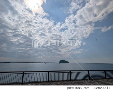 北海道的海岸風光，平靜的海面和廣闊的藍天。 139856617
