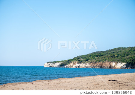The scenery of Katano Beach, with its clear blue sky and calm sea. 139856948