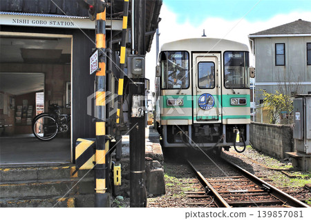 A KR205 type train stopped at Nishigobo Station on the Kishu Railway in Gobo City, Wakayama Prefecture. A KR205 type train stopped at Nishigobo Station on the Kishu Railway in Gobo City, Wakayama Prefecture. 139857081