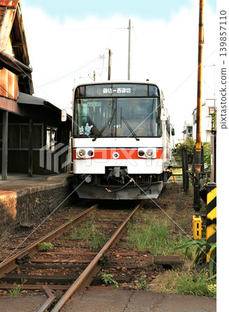 紀州鐵道的北鐵1號列車停靠在和歌山縣禦坊市西禦坊站。 紀州鐵道的北鐵1號列車停靠在和歌山縣禦坊市西禦坊站。 139857110