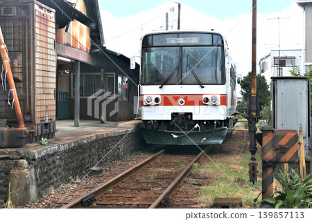 紀州鐵道的北鐵1號列車停靠在和歌山縣禦坊市西禦坊站。 紀州鐵道的北鐵1號列車停靠在和歌山縣禦坊市西禦坊站。 139857113