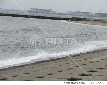 潔白的海浪拍打著檢見川濱海灘 潔白的海浪拍打著檢見川濱海灘 139857212