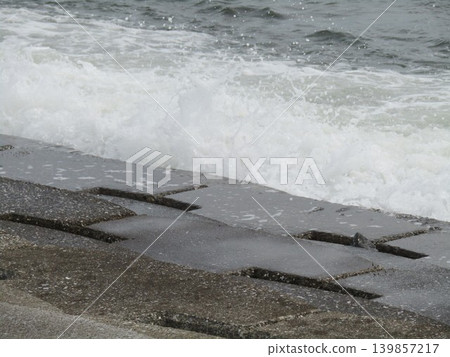 潔白的海浪拍打著檢見川濱海灘 139857217