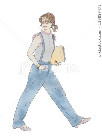 一名女子攜帶文件;一名女子戴著眼鏡。 一名女子攜帶文件;一名女子戴著眼鏡。 139857473