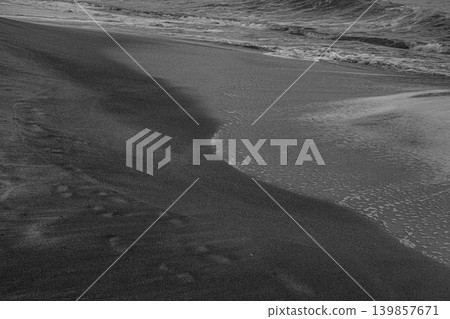 沙灘上的波浪和腳印(單色) 沙灘上的波浪和腳印(單色) 139857671