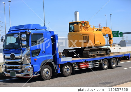 運輸重型設備的卡車 運輸重型設備的卡車 139857866