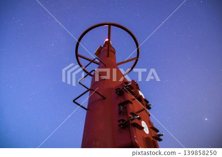 一座俯瞰星空的小燈塔 一座俯瞰星空的小燈塔 139858250