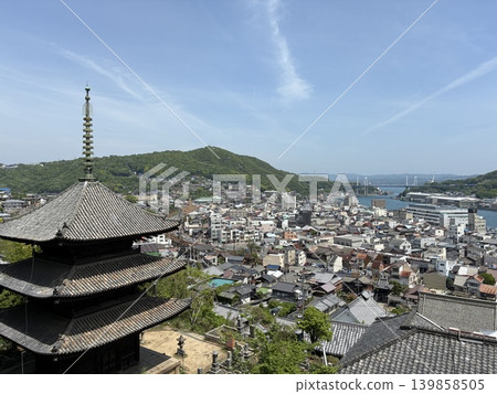 天寧寺的三層寶塔和山坡上的城鎮景觀,俯瞰尾道海峽。 天寧寺的三層寶塔和山坡上的城鎮景觀,俯瞰尾道海峽。 139858505
