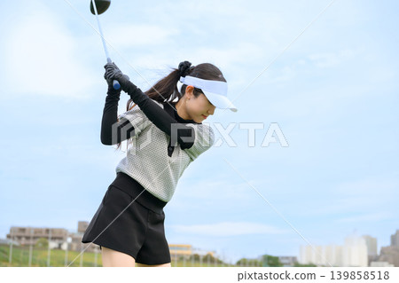 日本女子揮動高爾夫球桿 日本女子揮動高爾夫球桿 139858518