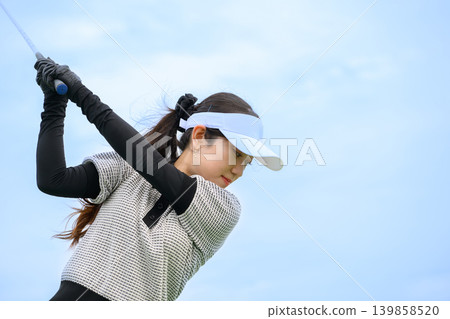 日本女子揮動高爾夫球桿 日本女子揮動高爾夫球桿 139858520