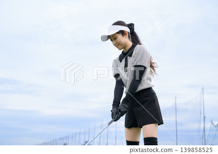Japanese woman in her 20s playing golf 139858525