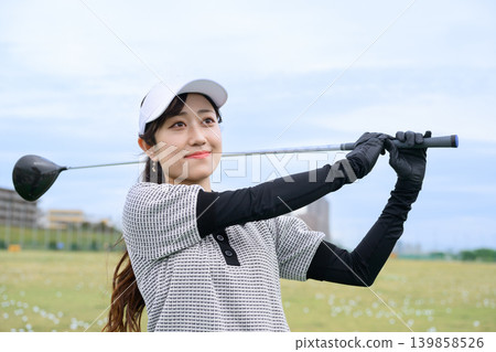 日本女子揮動高爾夫球桿 日本女子揮動高爾夫球桿 139858526