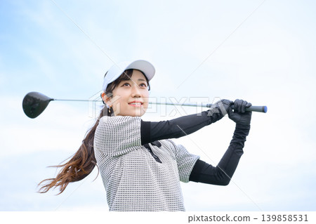 日本女子揮動高爾夫球桿 139858531