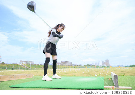 日本女子揮動高爾夫球桿 139858538