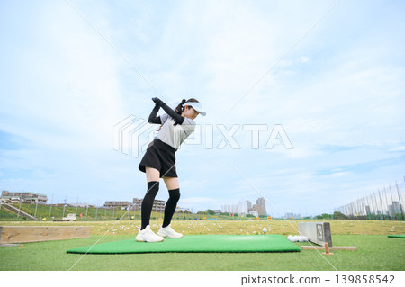 日本女子揮動高爾夫球桿 日本女子揮動高爾夫球桿 139858542