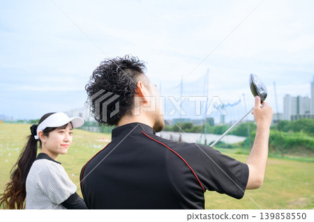 日本女子正在上高爾夫球課 日本女子正在上高爾夫球課 139858550