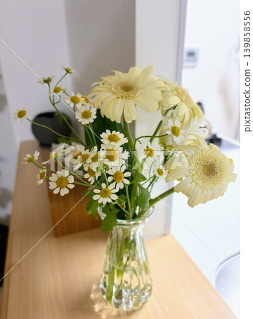 A small vase of white gerberas and summer daisies A small vase of white gerberas and summer daisies 139858556