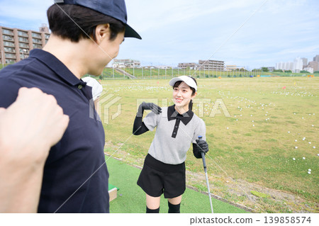 一位二十多歲的女性正在上高爾夫球課。 一位二十多歲的女性正在上高爾夫球課。 139858574