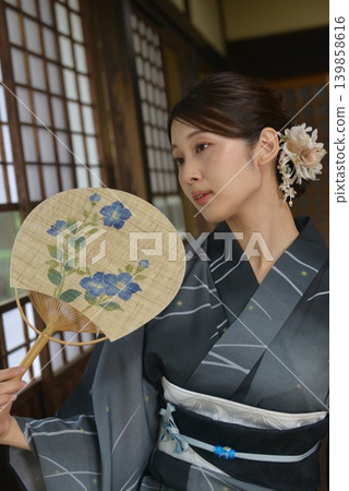A young woman in a yukata 139858616