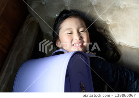 一個日本女孩抱著她的書包 139860067