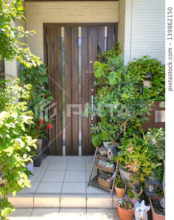 綠意盎然的入口通道;居住在被室內植物環繞的獨立式住宅中;住宅外觀;園藝用品。 綠意盎然的入口通道;居住在被室內植物環繞的獨立式住宅中;住宅外觀;園藝用品。 139862150