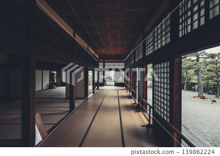 一棟傳統的日式房屋，有一條鋪著榻榻米的長而深的走廊，可以欣賞到日式花園的景色。 139862224
