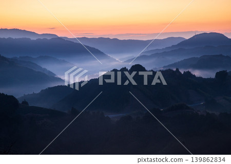 Morning glow stained mountain ranges Morning glow stained mountain ranges 139862834