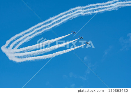 Acrobatic flight on the canvas of blue sky Acrobatic flight on the canvas of blue sky 139863480