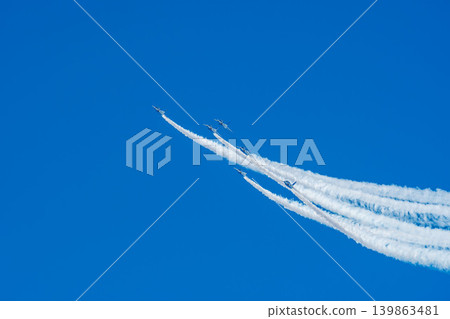 Acrobatic flight on the canvas of blue sky Acrobatic flight on the canvas of blue sky 139863481
