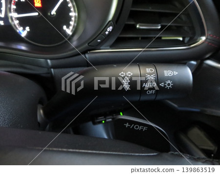 個人汽車的舒適性配置和原廠安裝的內裝設備 個人汽車的舒適性配置和原廠安裝的內裝設備 139863519