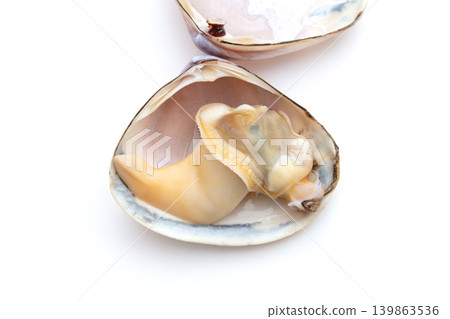 The shell of the scallop opened after being heated. 139863536