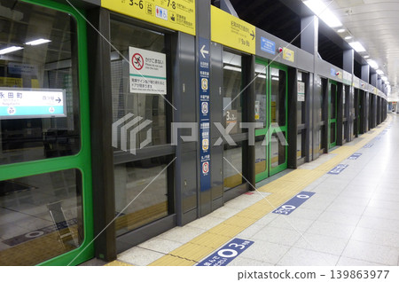 Subway Namboku Line station with platform screen doors installed Subway Namboku Line station with platform screen doors installed 139863977